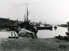 Hamnen med bogserbåten Therese. Bilden från 1901.