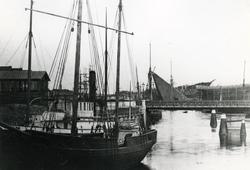 Svängbron sedd från väster. Från 1876. Enligt uppgift från P