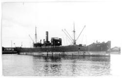 "Nyhamn. INGA lägger ut från land med en stege från aktern t