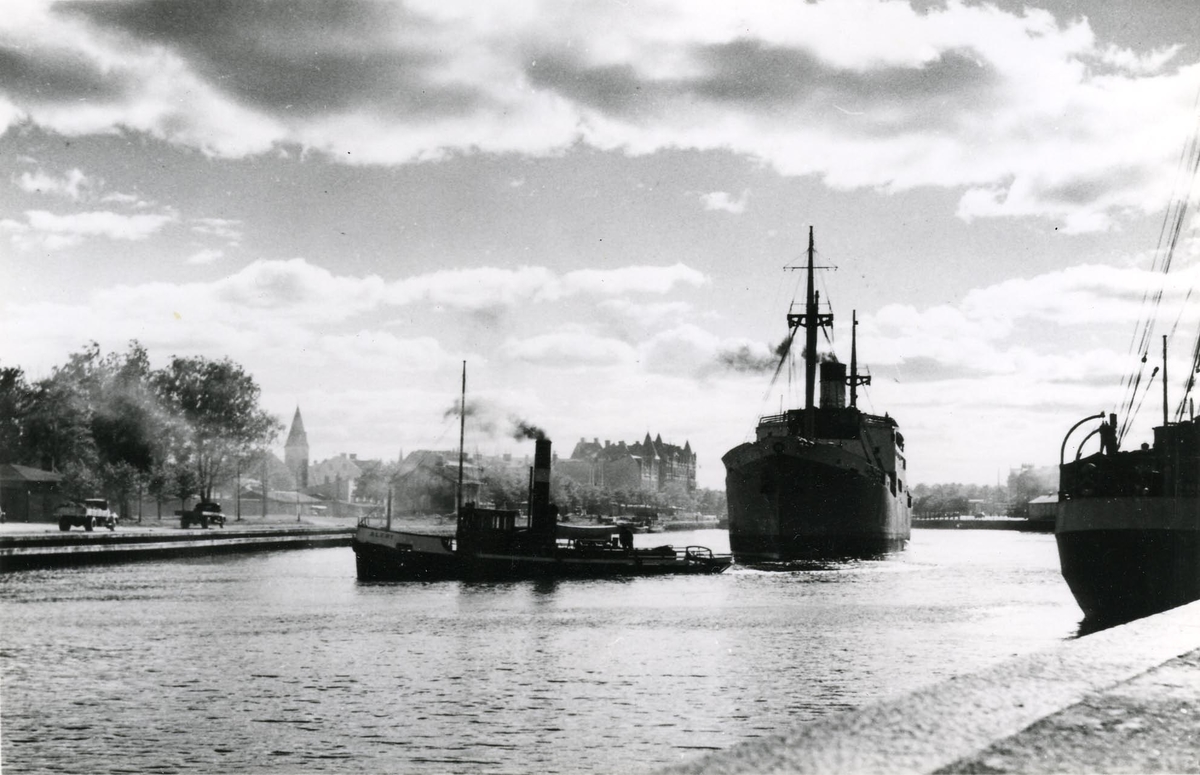 Inre hamnen i början av 1950-talet. Bogserbåten Alert under arbete.
