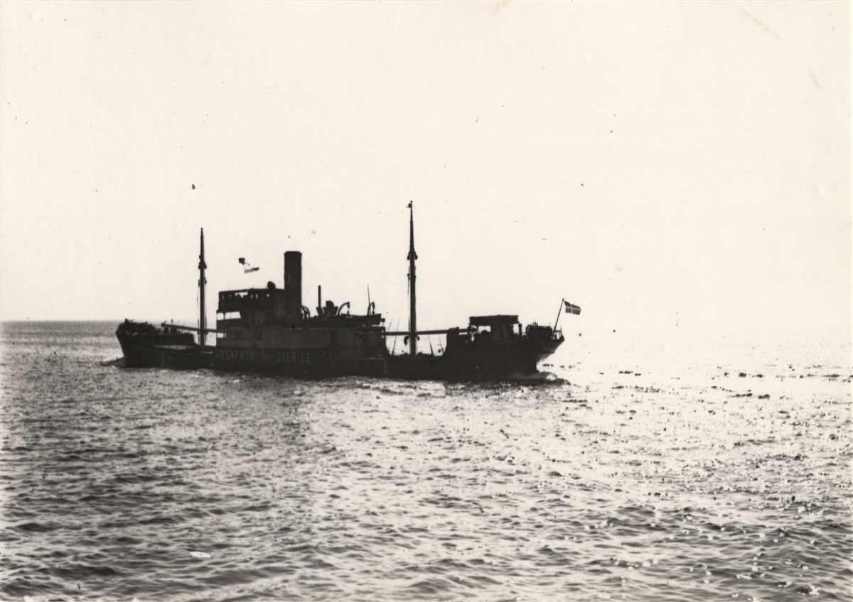 Lastångfartyget ROSAFRED från Verkebäck under gång i konvoj utanför svenska ostkusten under VK2.
Flygtorpederad av allierade plan utanför holländska kusten den 6 sept. 1944. Besättningen räddad.