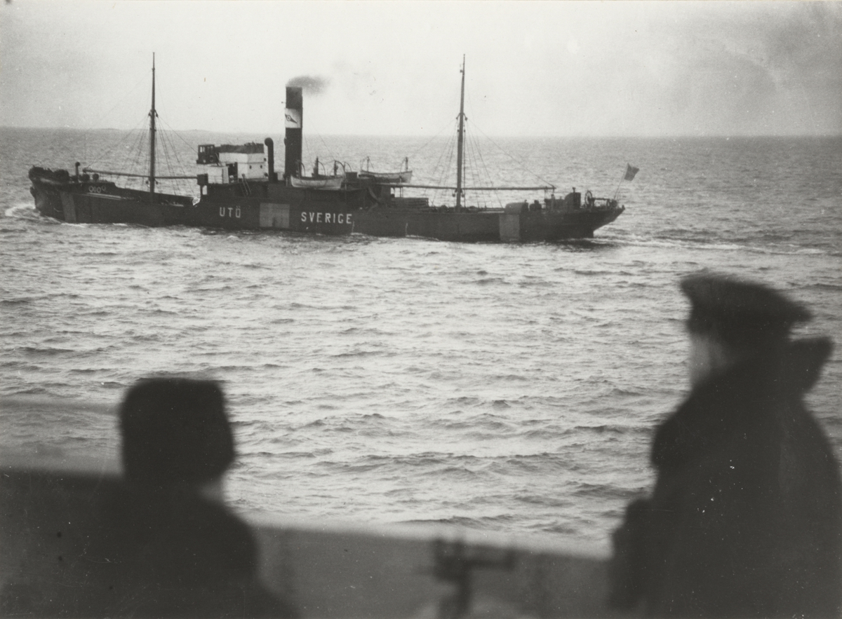 Lastångfartyget UTÖ av Stockholm i konvoj på svenska ostkusten i början av 1940-talet. Fotot taget från ett av eskortfartygen.