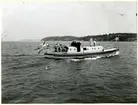 Konteramiral, Greve Gösta Ehrensvärd CKF. ombord på flaggskeppet HMS SVERIGES motorbarkass, åser kapprodden mellan de olika fartygsbesättningarna på Hårsfjärden 1939.
