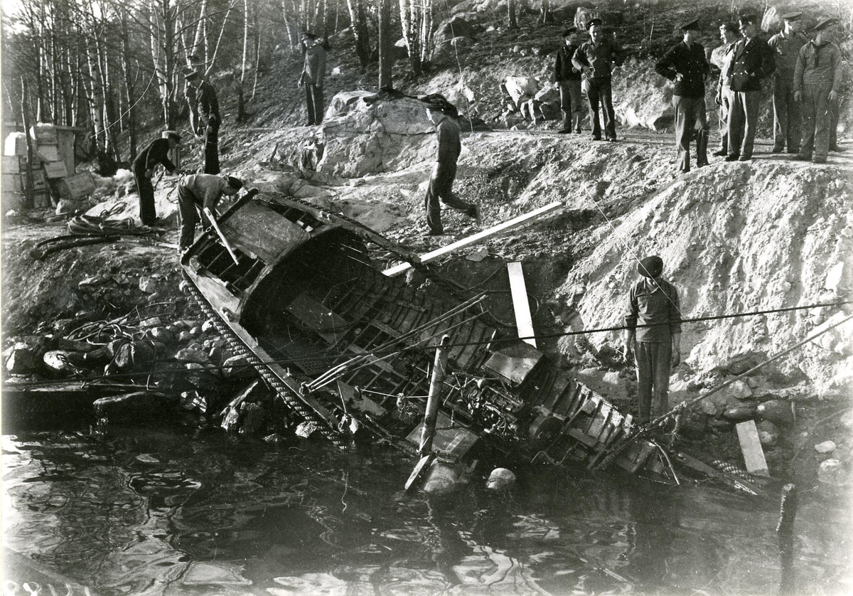 Fotot visar den toralförstörda motorslupen tillhörande en av de förolyckade jagarna den 17.9.1941 på Hårsfjärden.