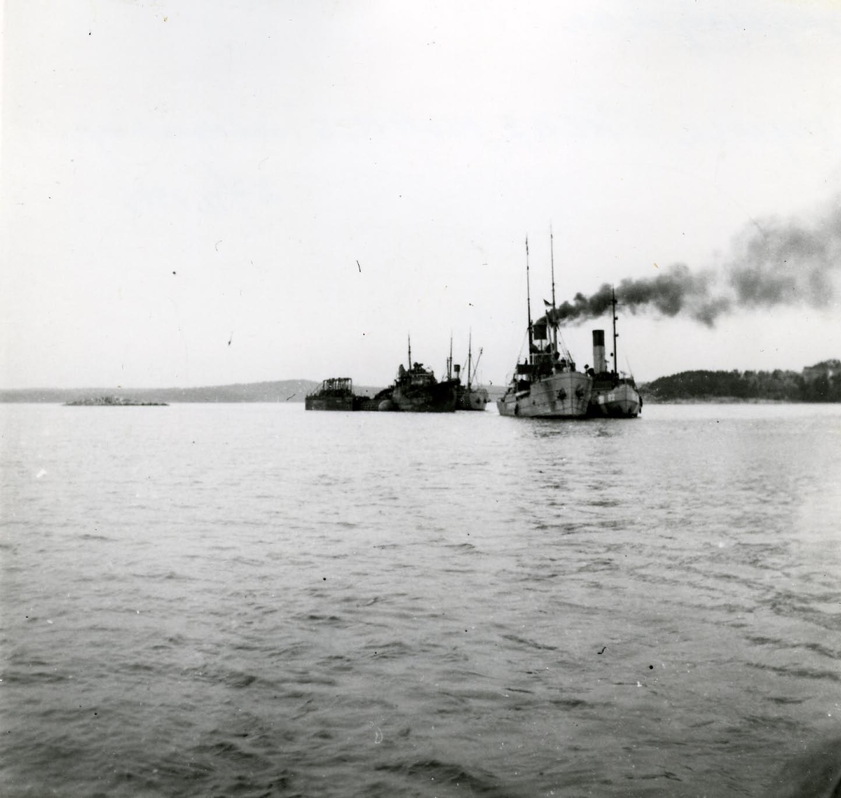 Det bärgade vraket av jagaren Klas Horn under inbogsering till Stockholm 22.11.41.