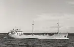 Lastmotorfartyget FENJA av Västervik i Öresund den 14.8.1965.