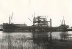 Lastångfartyget ALDEBARAN av Gävle liggande i Åhus hamn omkr. 1920.
Fartyget var ett typiskt Fredriksstadsbygge med förliga masten placerad på backen och aktre pålmasterna på poopen.