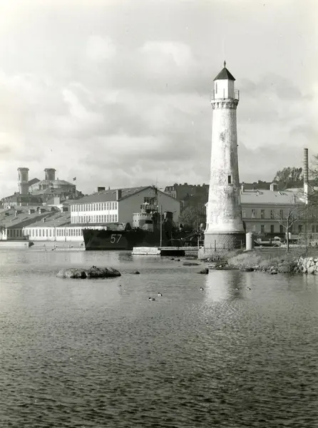Karlskrona örlogsstation: Tv Fredrickskyrkan, i mitten minsv