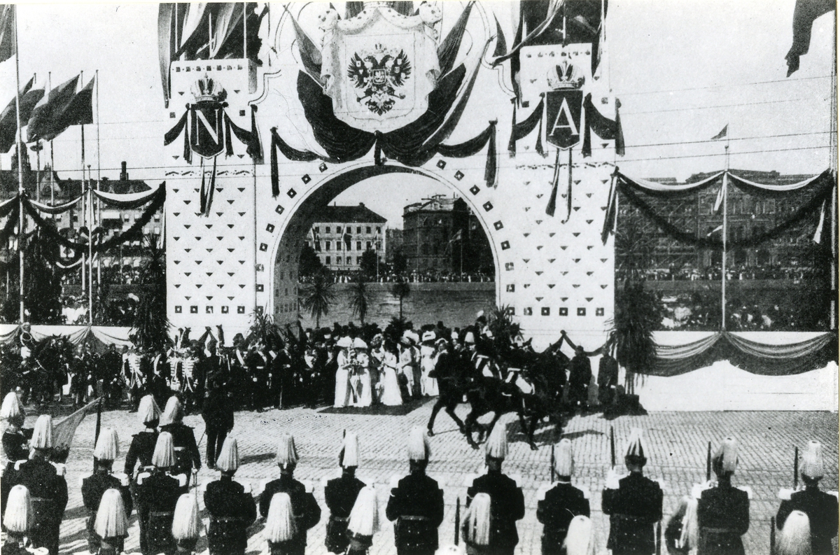 Det ryska kejsarparet passerar under äreporten vid Logårdstrappan vid ankomsten till Stockholm 1909.
