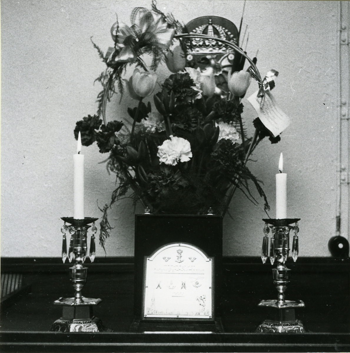 Gåvor till HMS Östergötlands UO-mäss 1958 från underofficerare vid armé och flygförband i Östergötland.