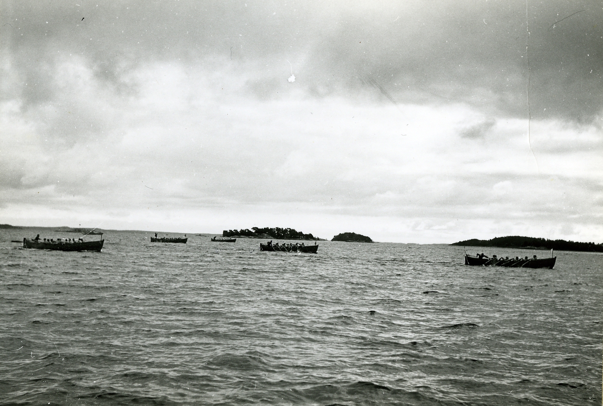 Roddtävling på Hårsfjärden aug. 1958. Båtar från Kustflottans fartyg.