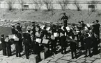 Kungl. Flottans musikkår musicerar, juni 1954.