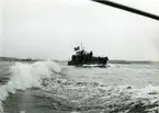 Riksdagsledamöter ombord på en transportbåt på väg att besöka kustflottan 20.5.1954.