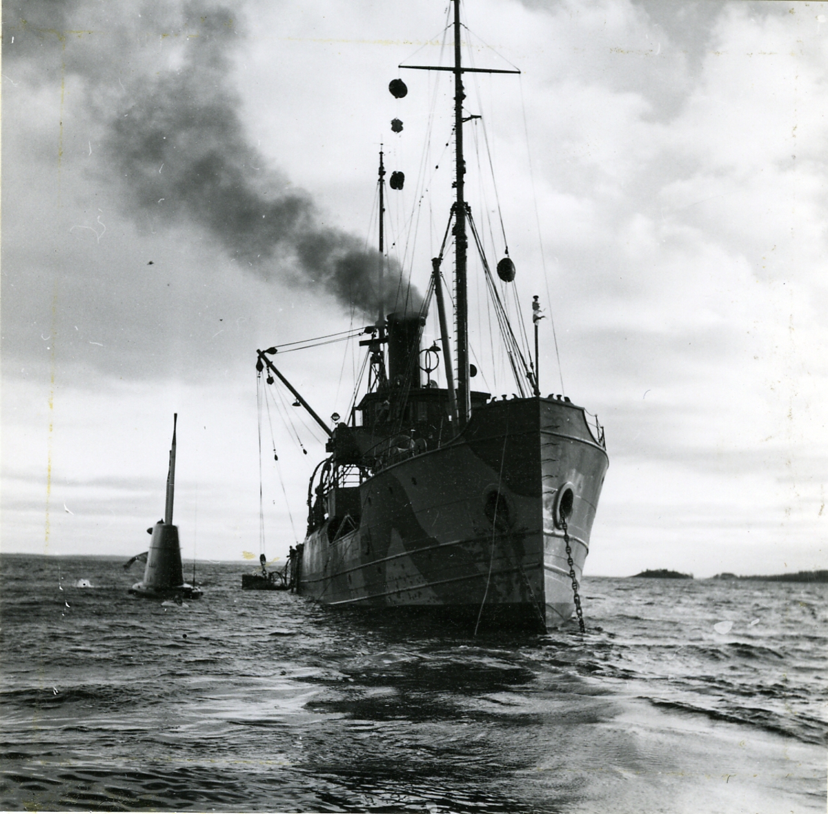 Belos med ubåt vid sidan.
Fartyget inköptes år 1941 och apterades som ubåtsdepåfartyg. Då ersättningsbygget byggdes 1961 skrotades Belos.