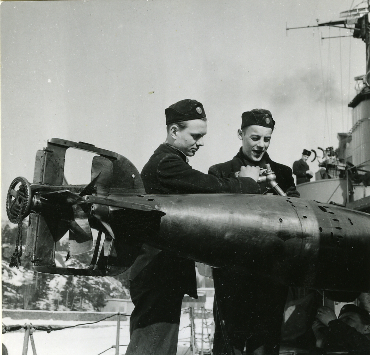 Klargöring av torped på jagare.