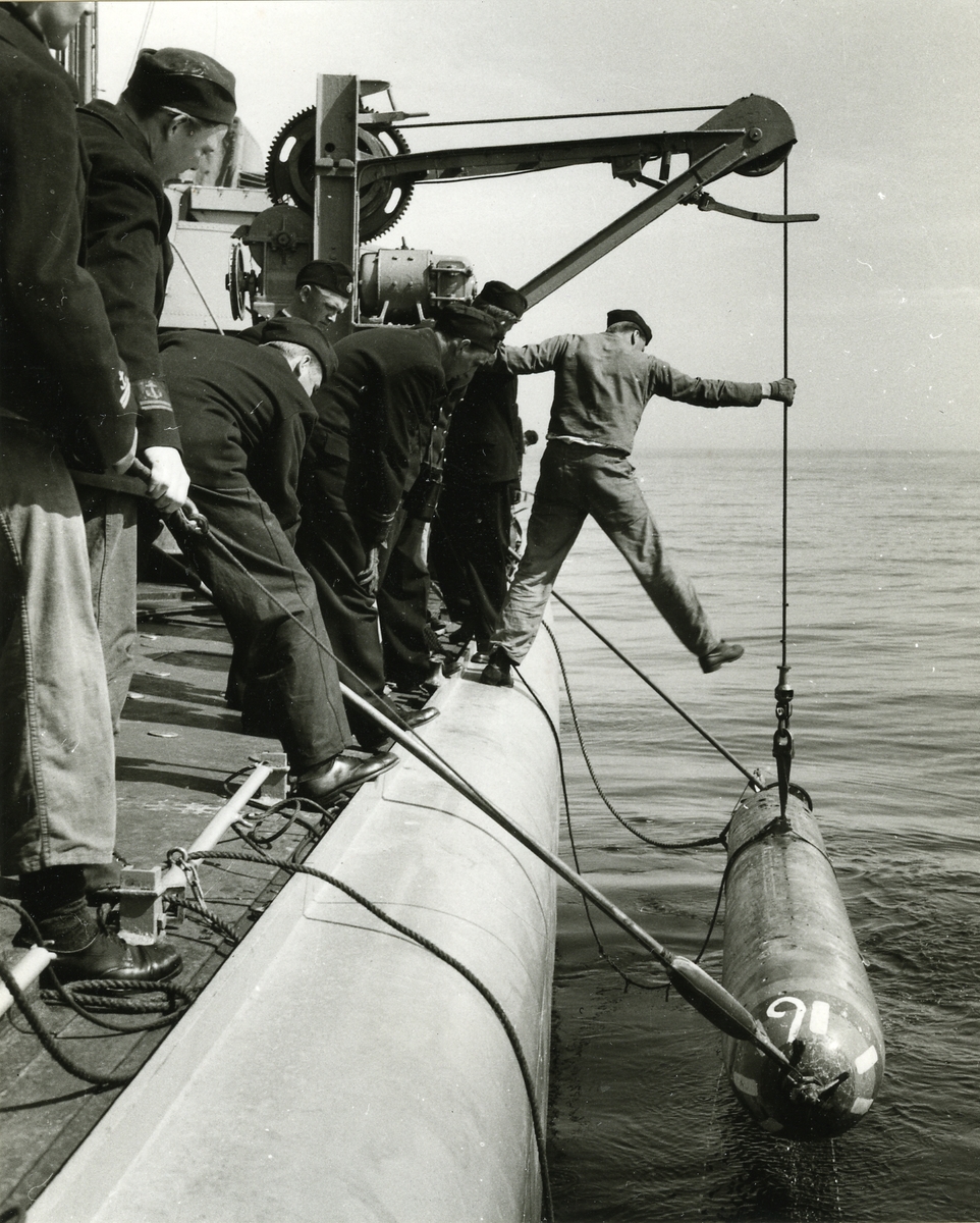 Torpeden hissas ombord.