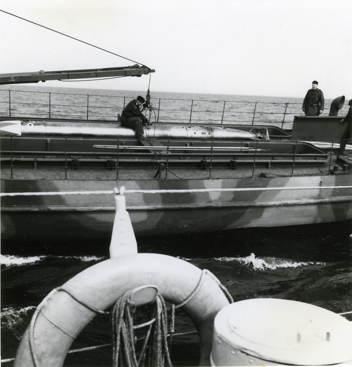 Torpedarbeten ombord på torpedbärgningsbåten Hägern.