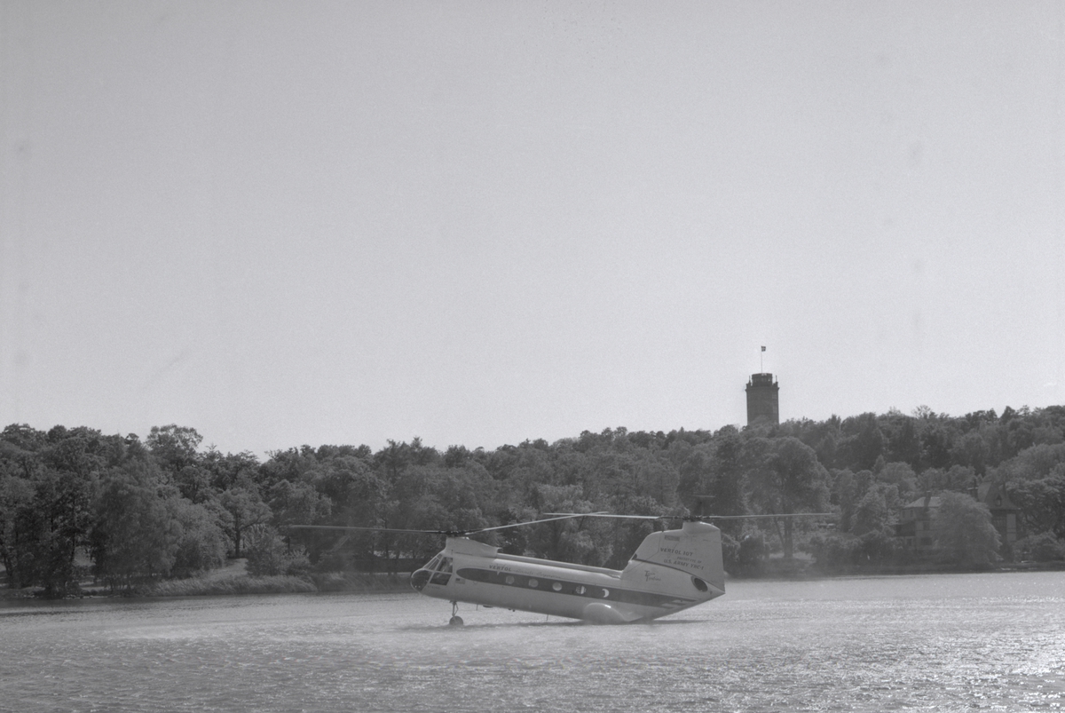 Vertol 107 går ned på vattnet.