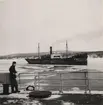 Lastångfartyget MAUD av Ystad går genom isarna med YMERS hjälp. Foto taget den 10/1 1948 från isbrytaren YMER.