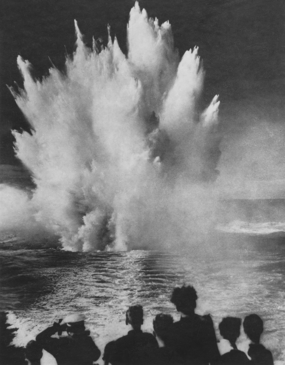En sjunkbomb detonerar.