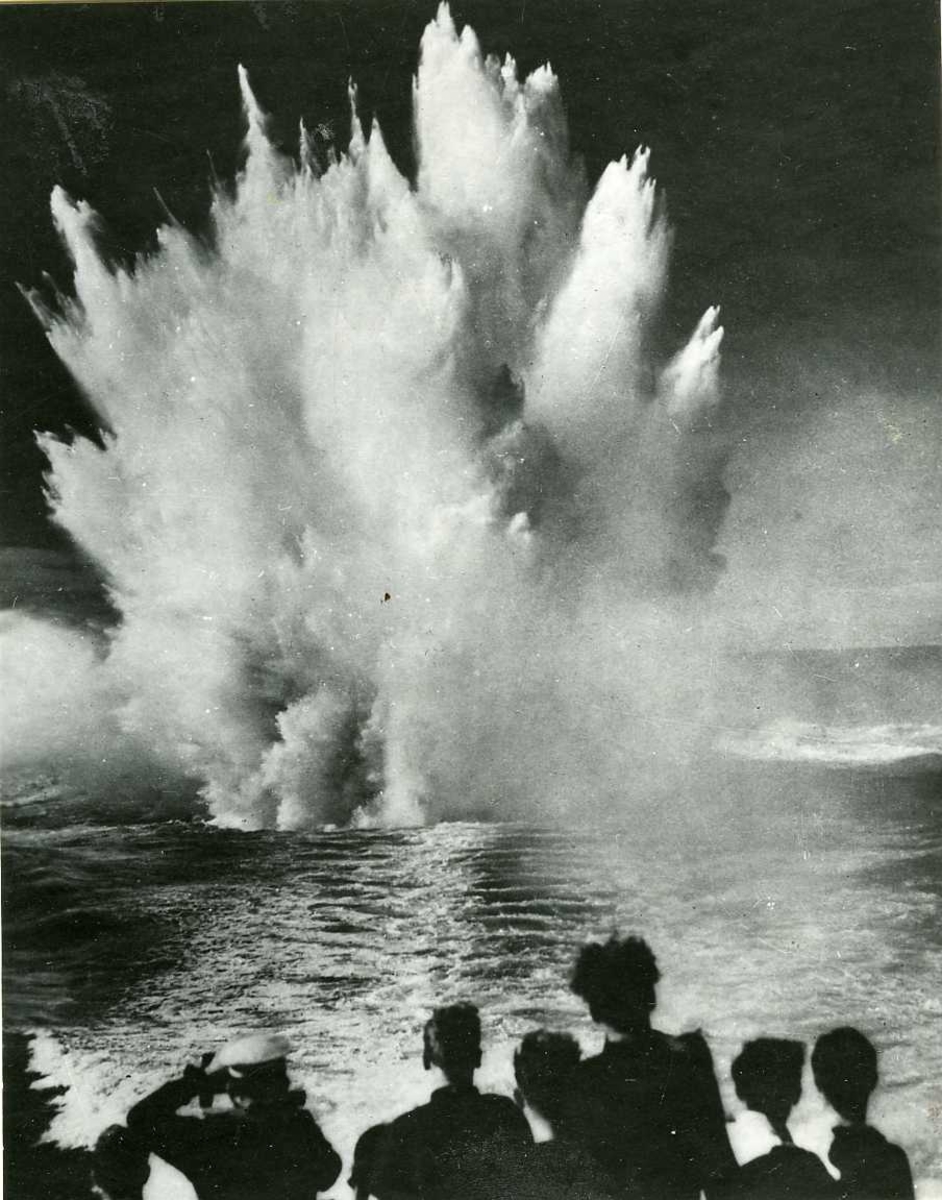 En sjunkbomb detonerar.