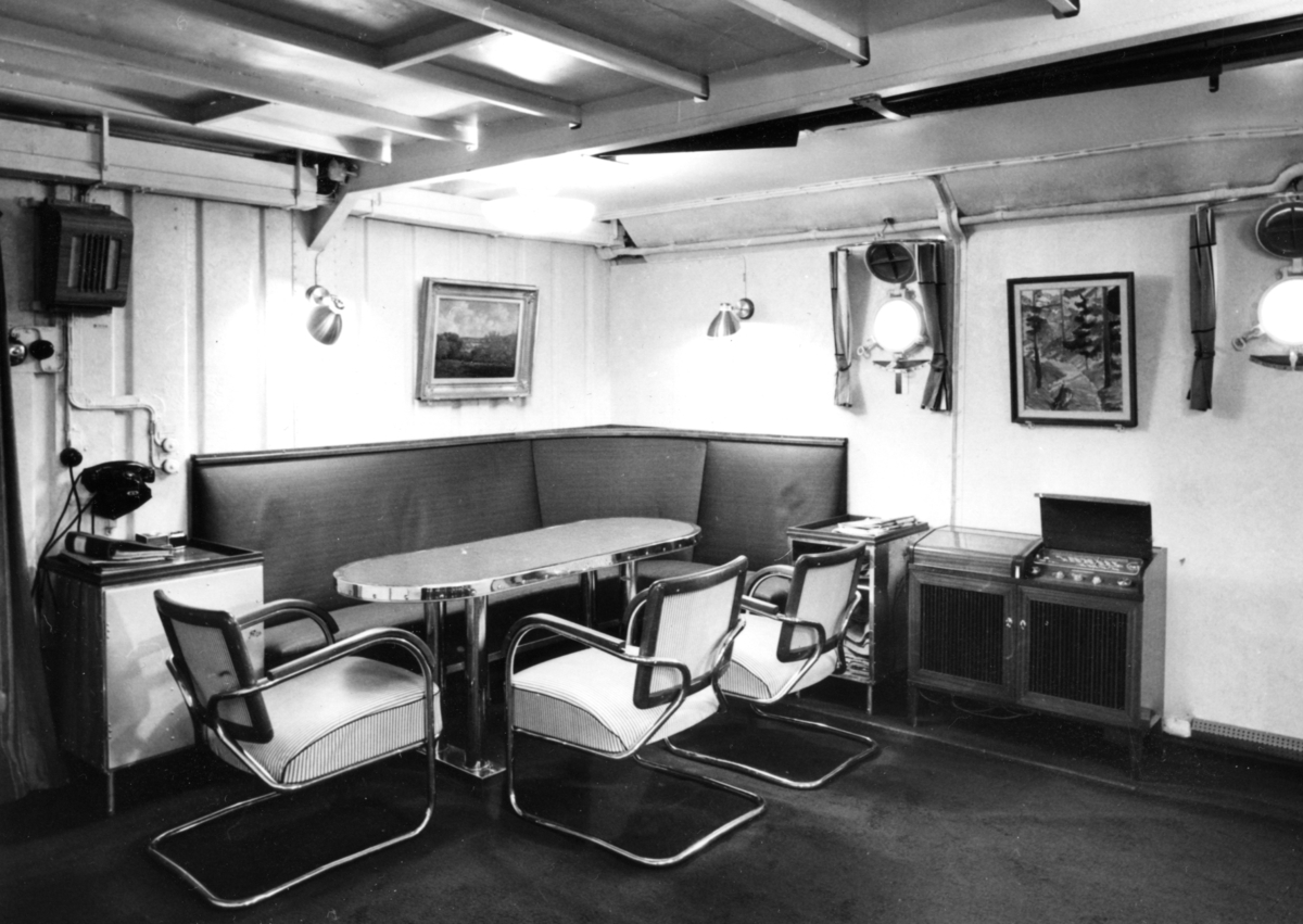 Gunrummet ombord på jagaren Östergötland. 1958-4-
Obs de moderna stålmöblerna.