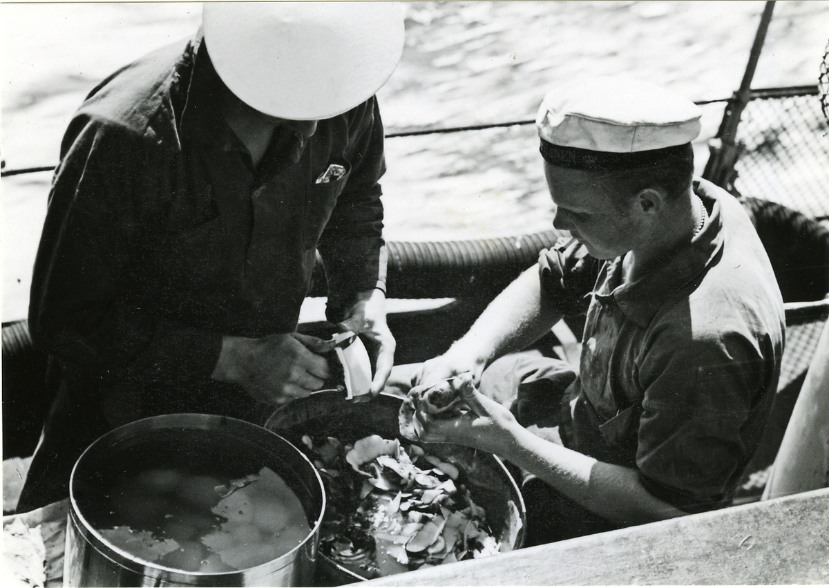 Potatisskalning ombord på ett av marinens fartyg 1943.
