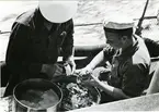 Potatisskalning ombord på ett av marinens fartyg 1943.