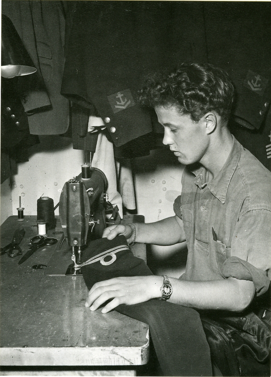 Skräddare i arbete ombord på kryssaren Göta Lejon, sept. 1953.