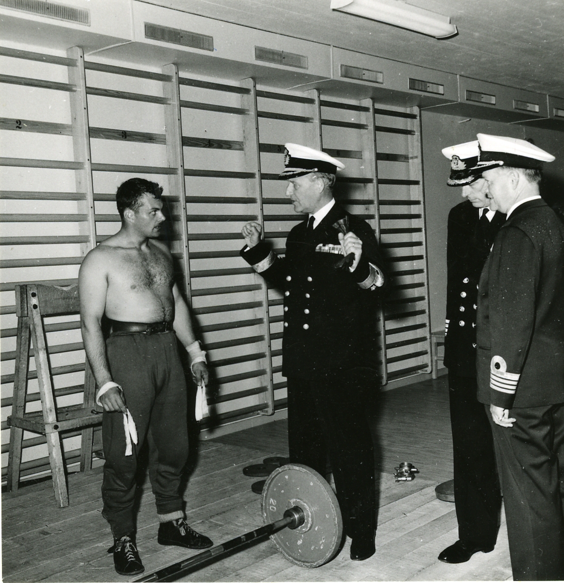 Marinchefen, Viceamiral Stig H:son Ericson, besöker Berga nya idrottshall i juli 1960. Med honom är Kommendör S. Hermelin samt gästande brittisk sjöofficer. Längst t.v. okänd tyngdlyftare.