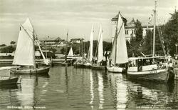 Södra hamnen i Strömstad.
I förgr. Motorkuttern och passager