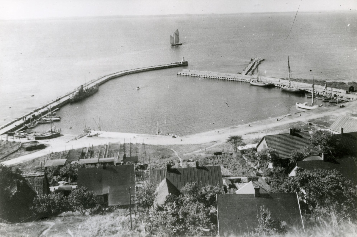 Kyrkbacken på Ven. Obs. torpedbåten.