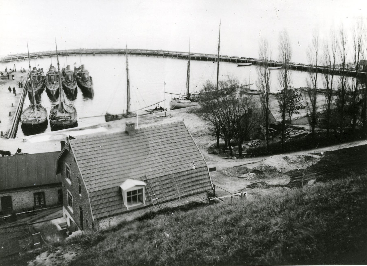 Bäckviken på Ven. Observera torpedbåt.