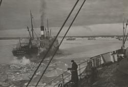 Lastångfartyget VIKING av Stockholm i konvoj under VK2.