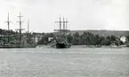 Tremastade barkar i Ursvikens hamn i början av 1900-talet.