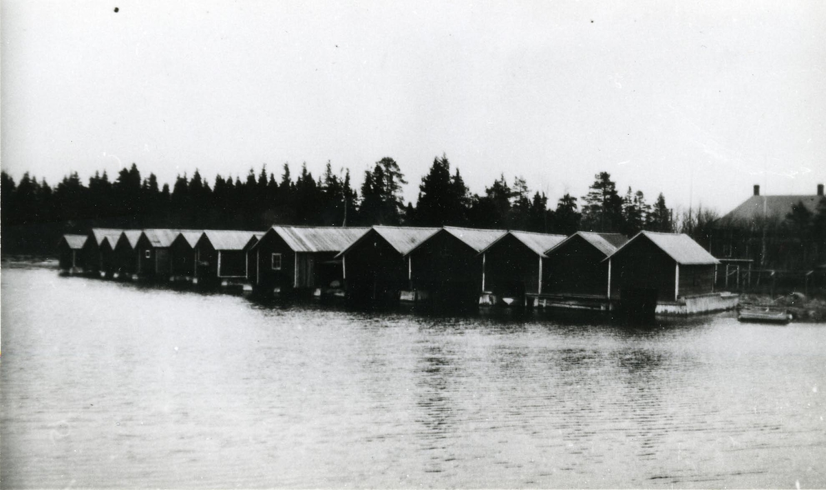 Tannskärsviken i Norrbyskär. "En del av de här båthusen är byggda på 30-talet. Vem som ville fick sätta upp ett båtskjul. Fisket var bra fritidssyssla, man hade inte så mycket annat att göra då och man svalt ju heller inte ihjäl".