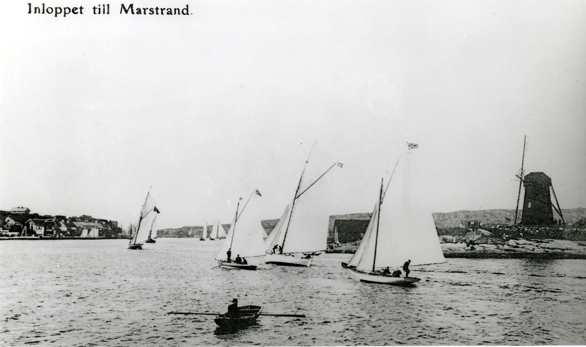 Några segelbåtar vid inloppet till Marstrand.