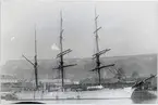 3-mast barken Vanja av Hälsingborg liggande i Bristol omkr. 1900. Fartyyget sålts till utlandet1928. Hon ägdes då av C. G. Carlström i Hbrg [Helsingborg]