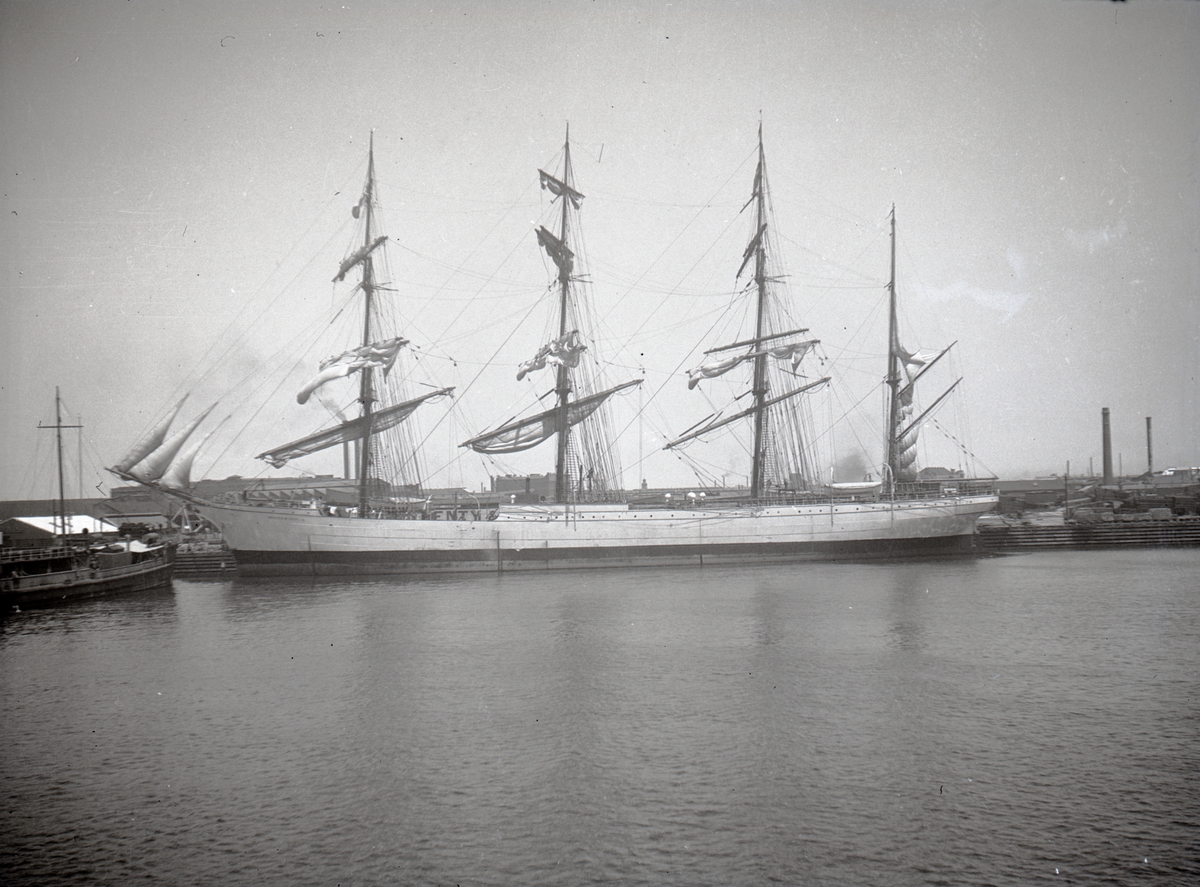 [från fotobeskrivningen:] "4-mast barken HERZOGIN CECILIE av Mariehamn. Fartyget lossande trä i Swinging Basin, Melbourne 1927." [---]