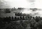 Kustflottan på Stockholms ström år 1945 under avgivande av kungasalut.