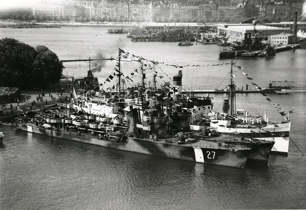 I förgrunden: torpedbåtarna (kustjagarna) Romulus (27) och R