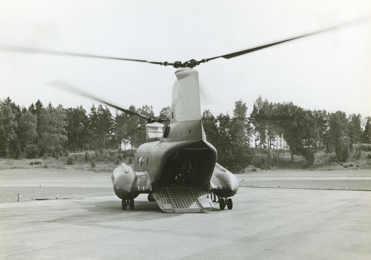 [från fotobeskrivningen:] [---] "Helikopter typ Vertol 107 tillhörig marinen." [---]
[under Fotograf:] "MPD 1963"