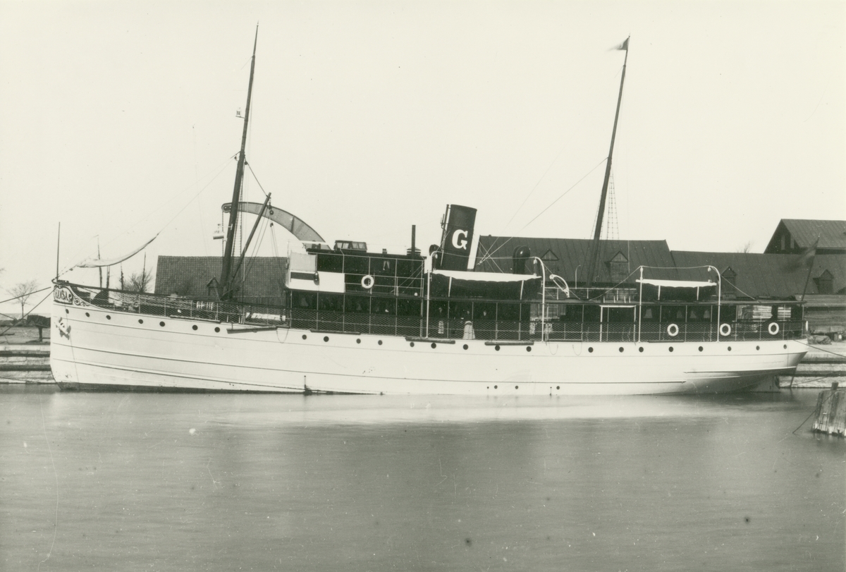 Passagerarfartyget S/S HANSA (1899) vid kaj i Visby. HANSA sänktes av en sovjetisk ubåt utanför Gotland 1944-11-24.