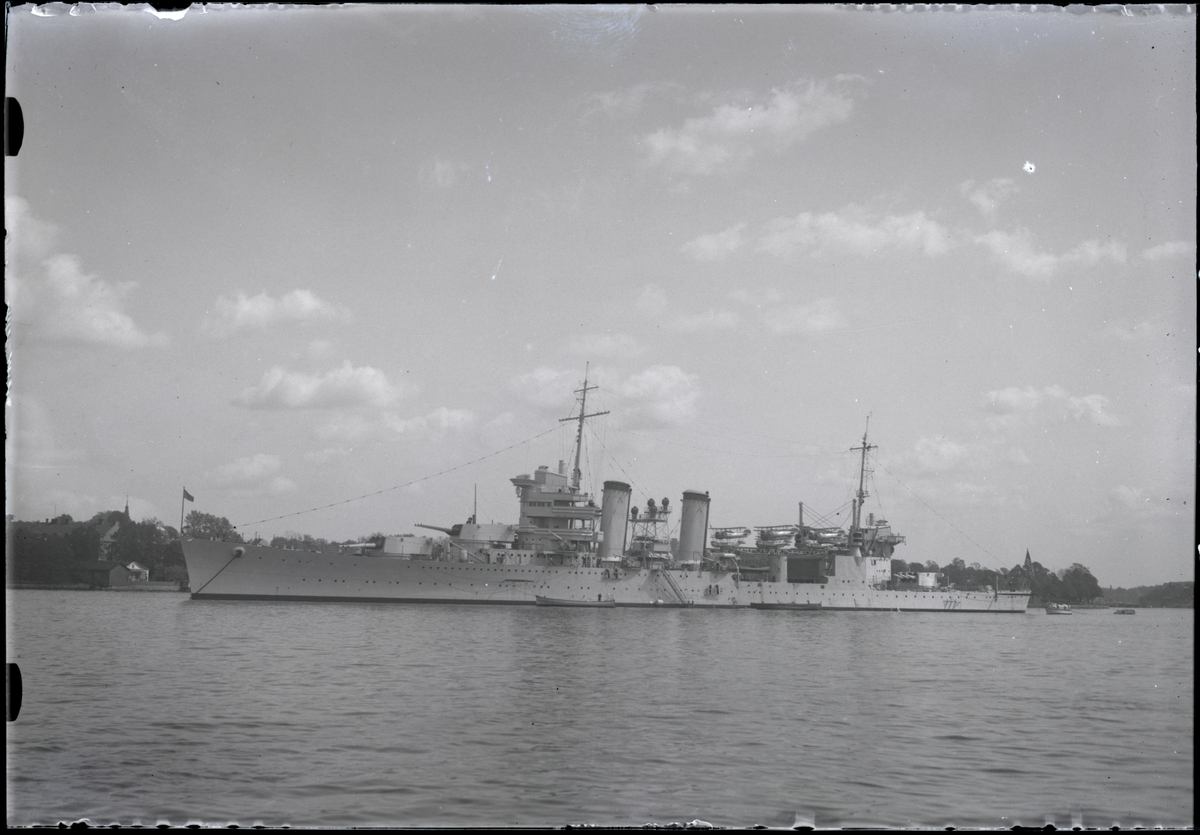 Den amerikanska tunga kryssaren NEW ORLEANS fotograferad på Strömmen i samband med besök i Stockholm i maj 1934.