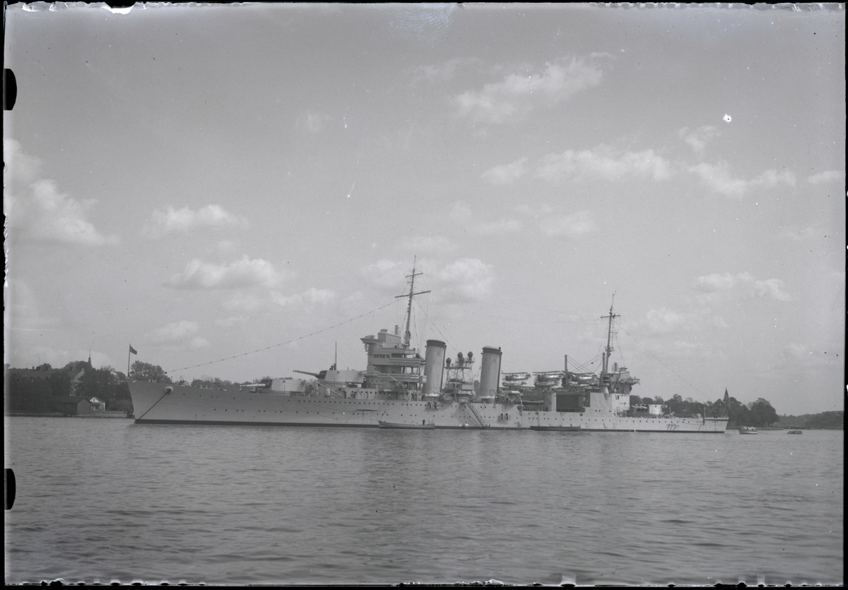 Den amerikanska tunga kryssaren NEW ORLEANS fotograferad i samband med sitt besök i Stockholm i maj 1934. Nummerbeteckning CL-32, senare CA-32. NEW ORLEANS kom att delta i kriget i Stilla havet, bl a vid Pearl Harbor, Coral Sea, Midway och Solomon Islands. Fartyget togs ur aktiv tjänst 1947 och höggs upp 1959.