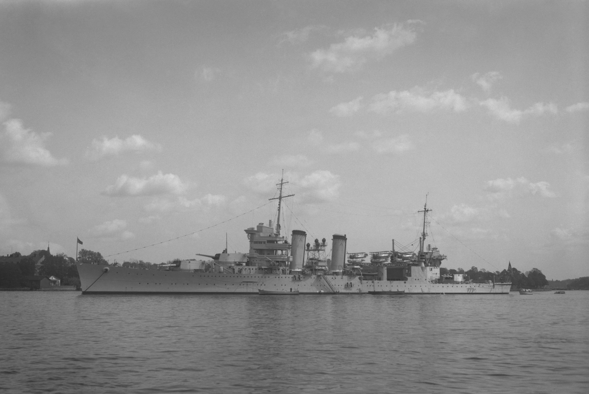 Den amerikanska tunga kryssaren NEW ORLEANS fotograferad i samband med sitt besök i Stockholm i maj 1934. Nummerbeteckning CL-32, senare CA-32. NEW ORLEANS kom att delta i kriget i Stilla havet, bl a vid Pearl Harbor, Coral Sea, Midway och Solomon Islands. Fartyget togs ur aktiv tjänst 1947 och höggs upp 1959.