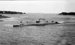 Polska ubåten SEP under gång i ytläge med besättningsmän på 