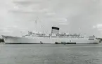 Foto i svartvitt visande passagerarturbinångfartyg CARONIA av Liverpool för ankar på Stockholms ström 1963,
