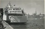 Foto från 1959 visande järnvägsfärjan Sassnitz från Öst Tyskland vid Skeppsbron, Stockholm.