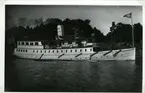Fotograf är fru H. Wahrenberg, alltså Wilhelms moder, och fartyget befinner sig på utgående tur till Sandhamn i det sk Sandhamnssundet.